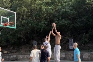 第一高僧欺负人🤭文班在少林寺打球还用跳投！出手点都比筐高了